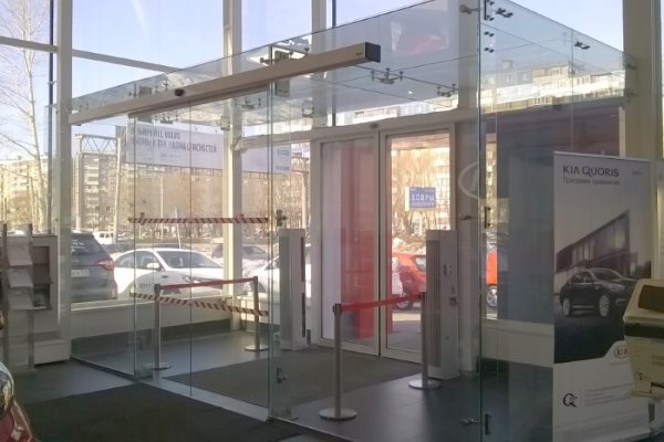 Автоматическая раздвижная цельностеклянная дверь, Автоцентр KIA (Челябинск)
